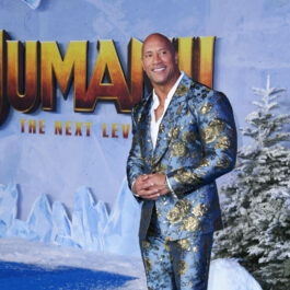 Dwayne Johnson într-un costum albastru cu flori aurii, la premiera filmului Jumanji 2