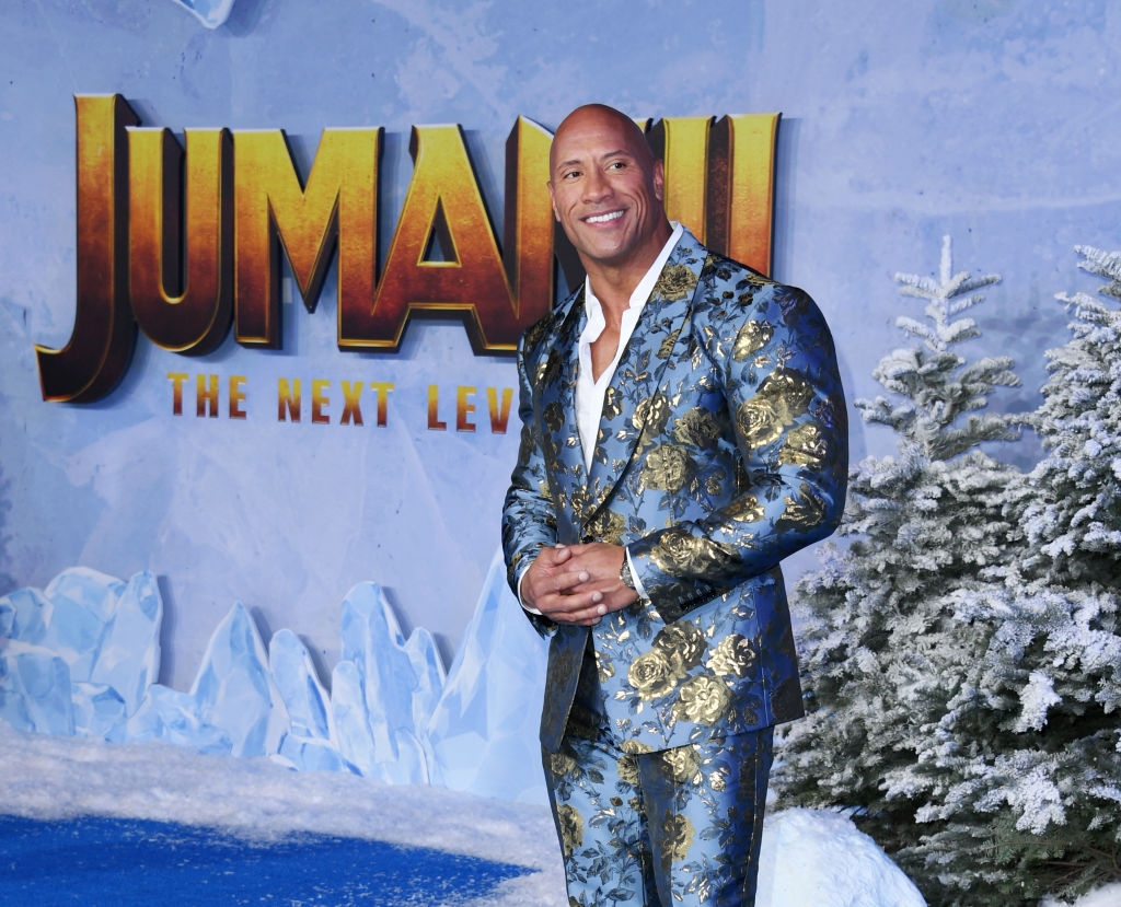 Dwayne Johnson într-un costum albastru cu flori aurii, la premiera filmului Jumanji 2