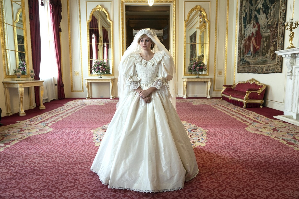 Emma Corrin îmbrăcată în rochia de mireasă a Prințesei Diana în The Crown