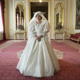 Emma Corrin îmbrăcată în rochia de mireasă a Prințesei Diana