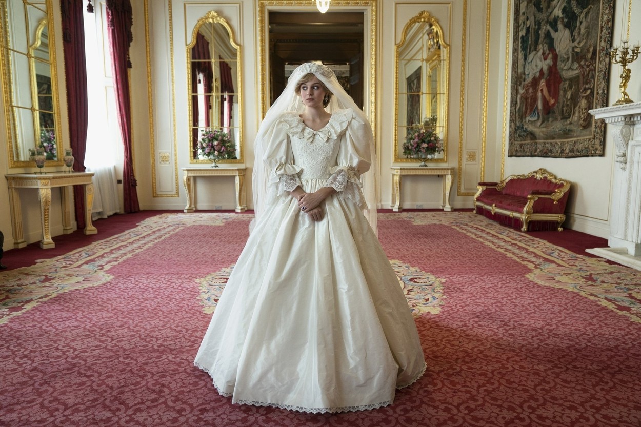 Emma Corrin îmbrăcată în rochia de mireasă a Prințesei Diana