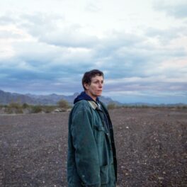 Frances McDormand singură pe un câmp din Nevada în Nomadland