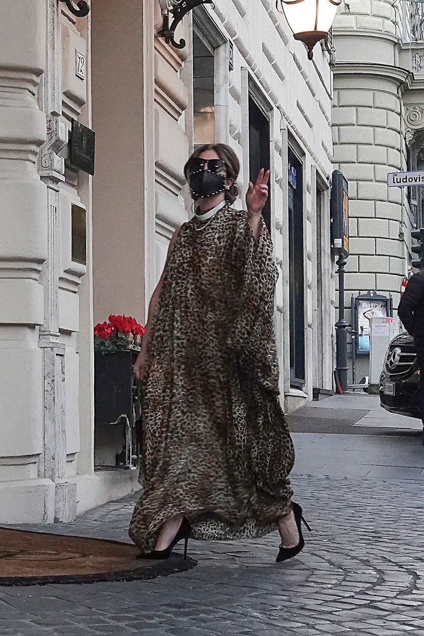 Lady Gaga, îmbrăcată într-o rochie asimetrică, cu imprimeu de leopard