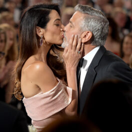 George și Amal Clooney, susprinși în timp ce se sărută la Festivalul American de Film în 2018