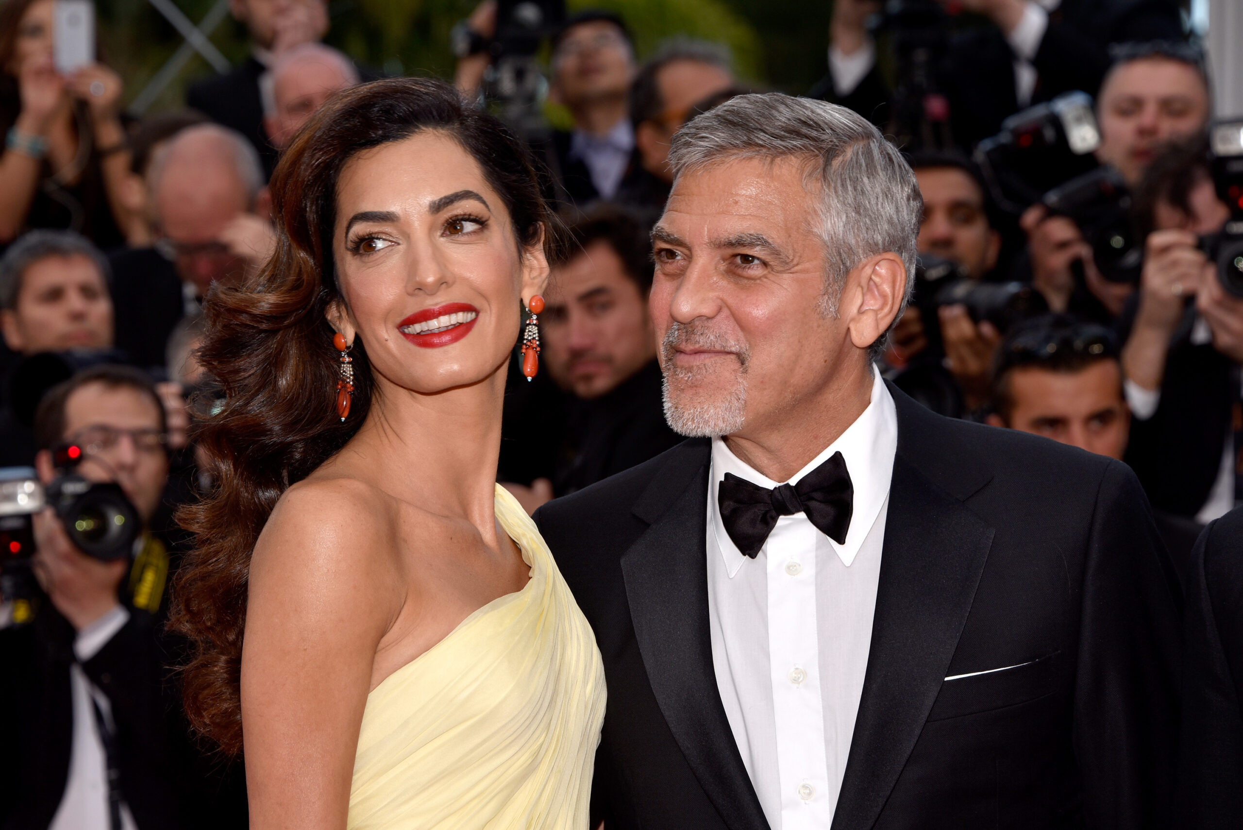 George și Amal Clooney, pe covorul roșu, la festivalul de Film de la Cannes din 2016