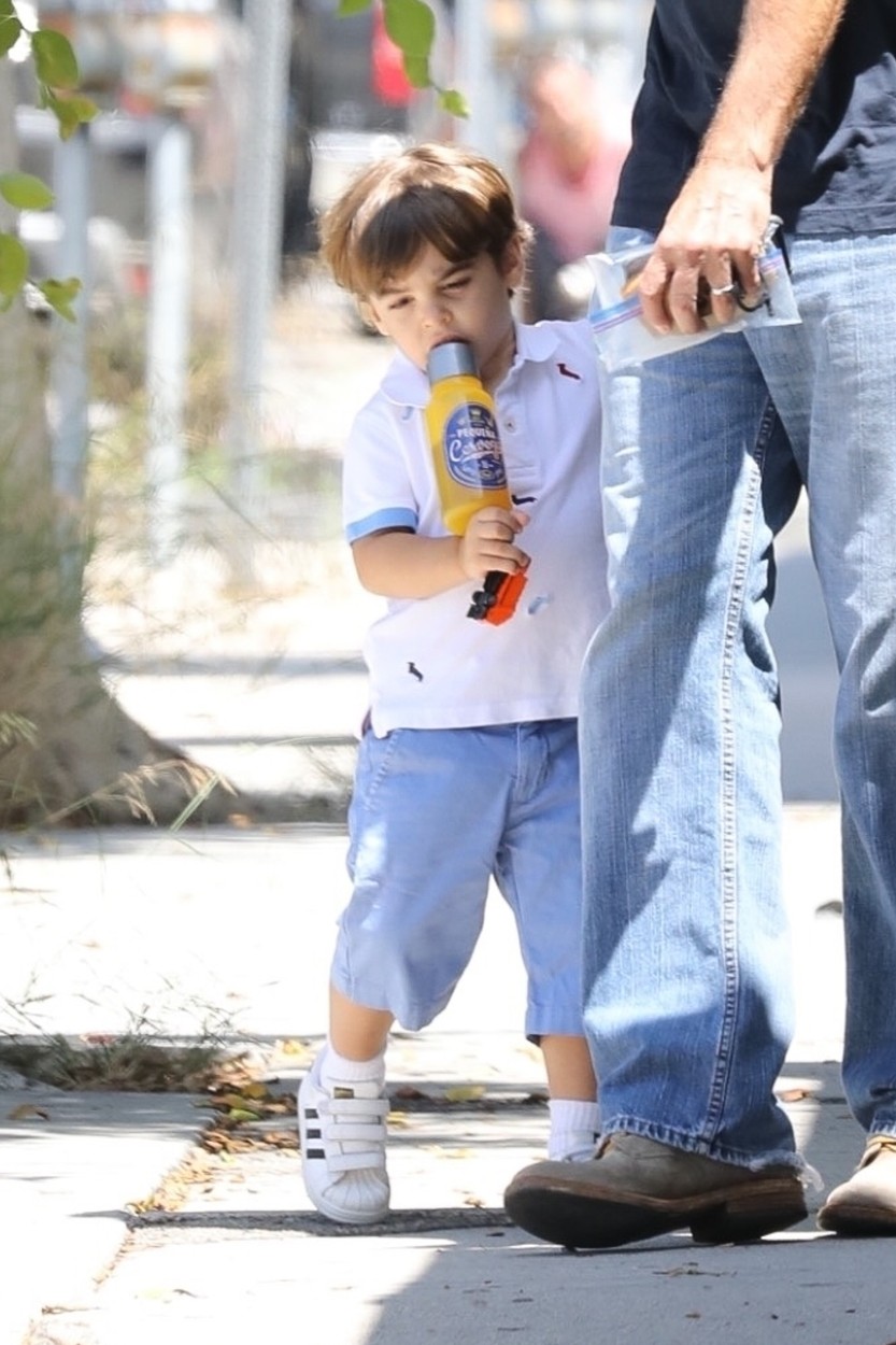 George Clooney, susprins de fotografi pe stradă, în timp ce își duce fiul la oftalmolog
