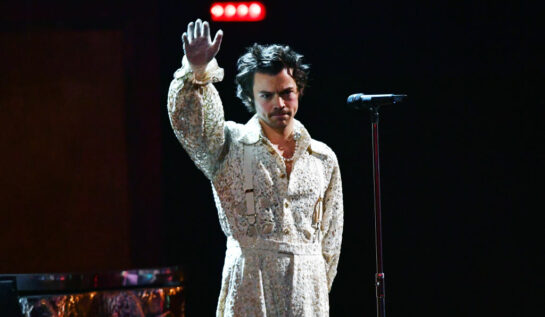 Harry Styles, pe scena BRIT Awards 2020, într-o ținută extravagantă