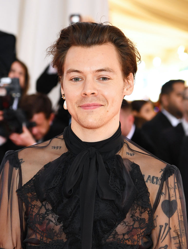 Harry Styles, cu cercel în ureche și rochie neagră, la un eveniment monden