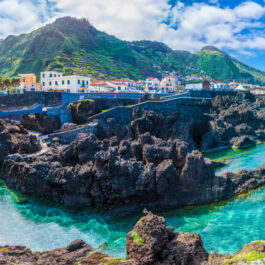Insula Madeira cu Portul Moniz de lângă micul oraș