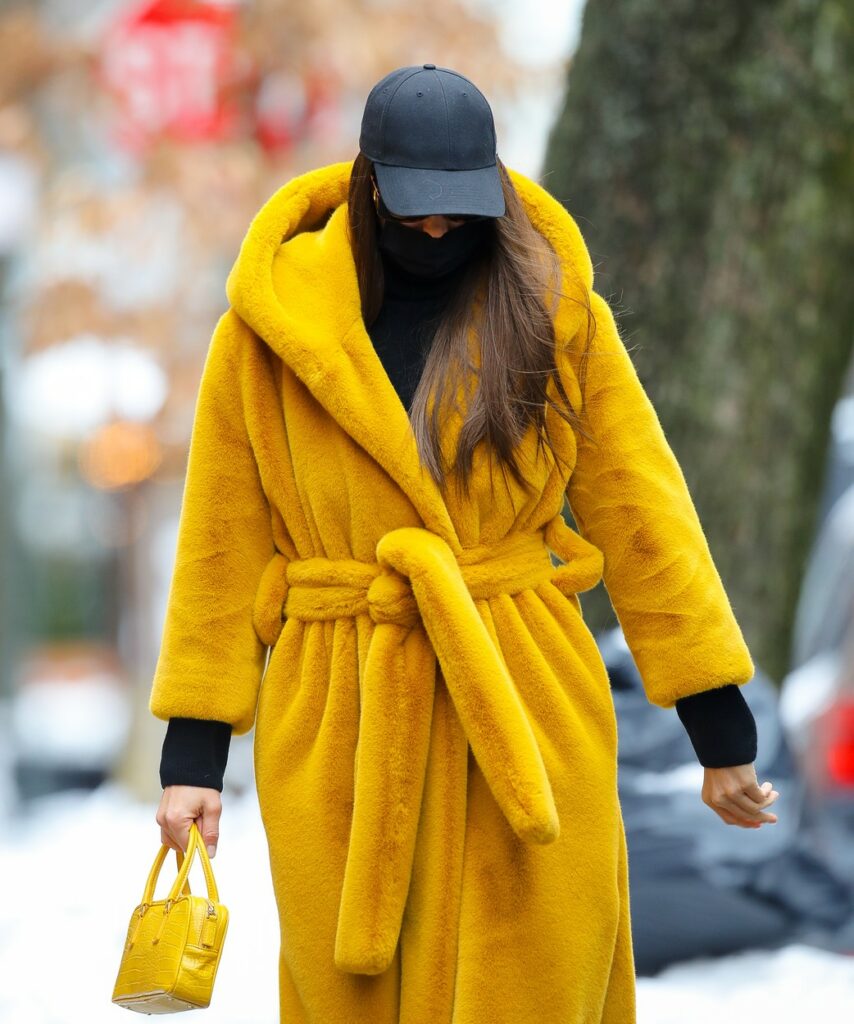 Irina Shayk a fost fotografiată pe străzile din New York într-o haină de blană, galbenă