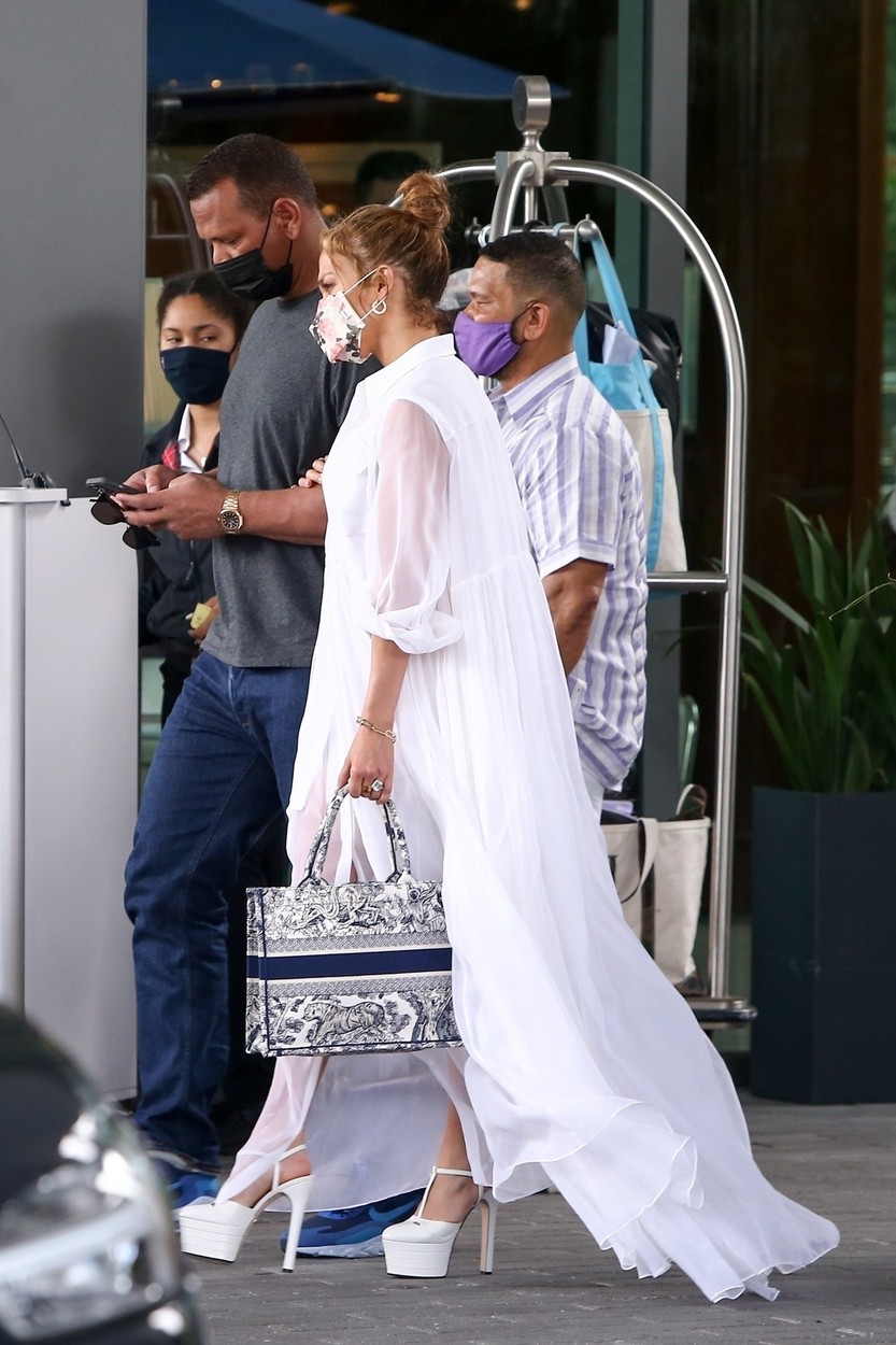 Jennifer Lopez a avut o apariție extravagantă la prânzul cu logodnicul ei, Alex Rodriguez