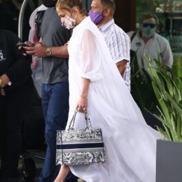Jennifer Lopez a avut o apariție extravagantă într-o rochie albă și platforme la prânzul cu Alex Rodriguez