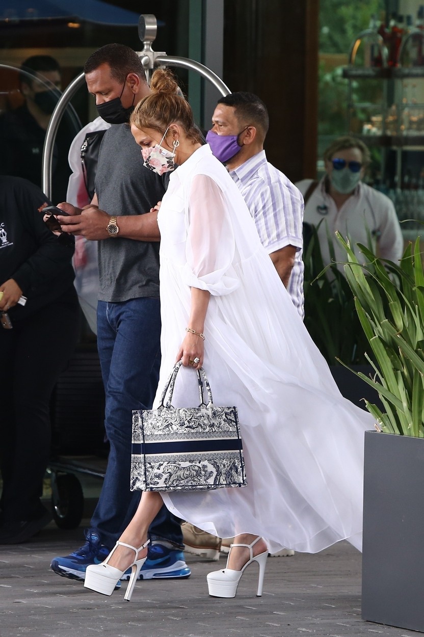 Jennifer Lopez a avut o apariție extravagantă într-o rochie albă și platforme la prânzul cu Alex Rodriguez