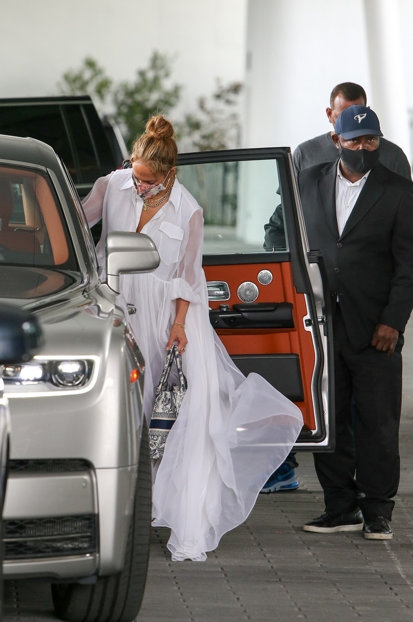 Jennifer Lopez a avut o apariție extravagantă în timp ce se urca în mașină la prânzul cu logodnicul ei