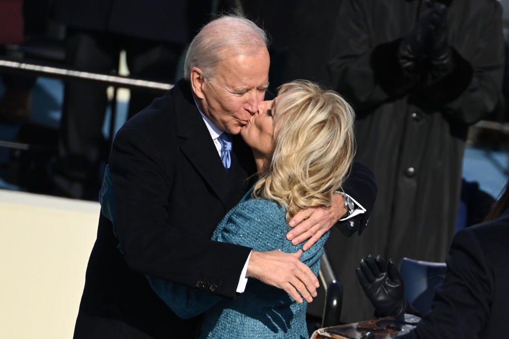 Jill și Joe Biden se sărută la inaugurarea lui Joe Biden în funcția de președinte al SUA