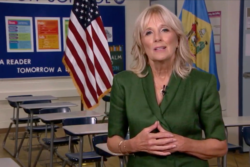 Jill Biden îmbrăcată într-un sacou verde într-o sală de clasă