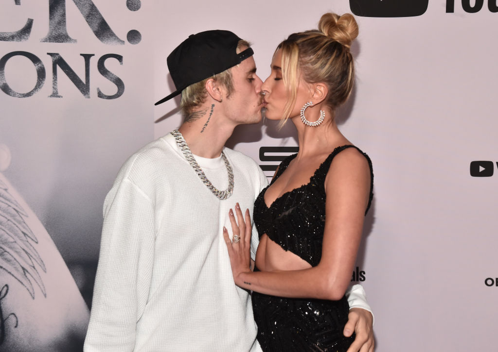 Justin Bieber și Hailey Baldwin, fotografiați în timp ce se sărută la evenimentul de lansare al Justin Bieber: Seasons