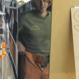 Justin Bieber, fotografiat în timp ce se îmbracă cu o pereche de pantaloni bej