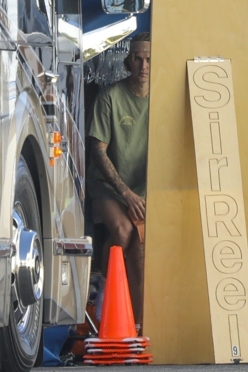 Justin Bieber, fotografiat în timp ce se îmbracă cu pantalonii la o ședintă foto
