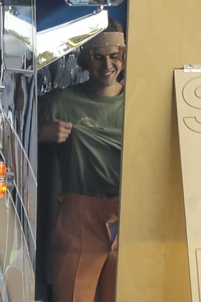 Justin Bieber, suprins în timp ce se îmbracă pentru o ședință foto