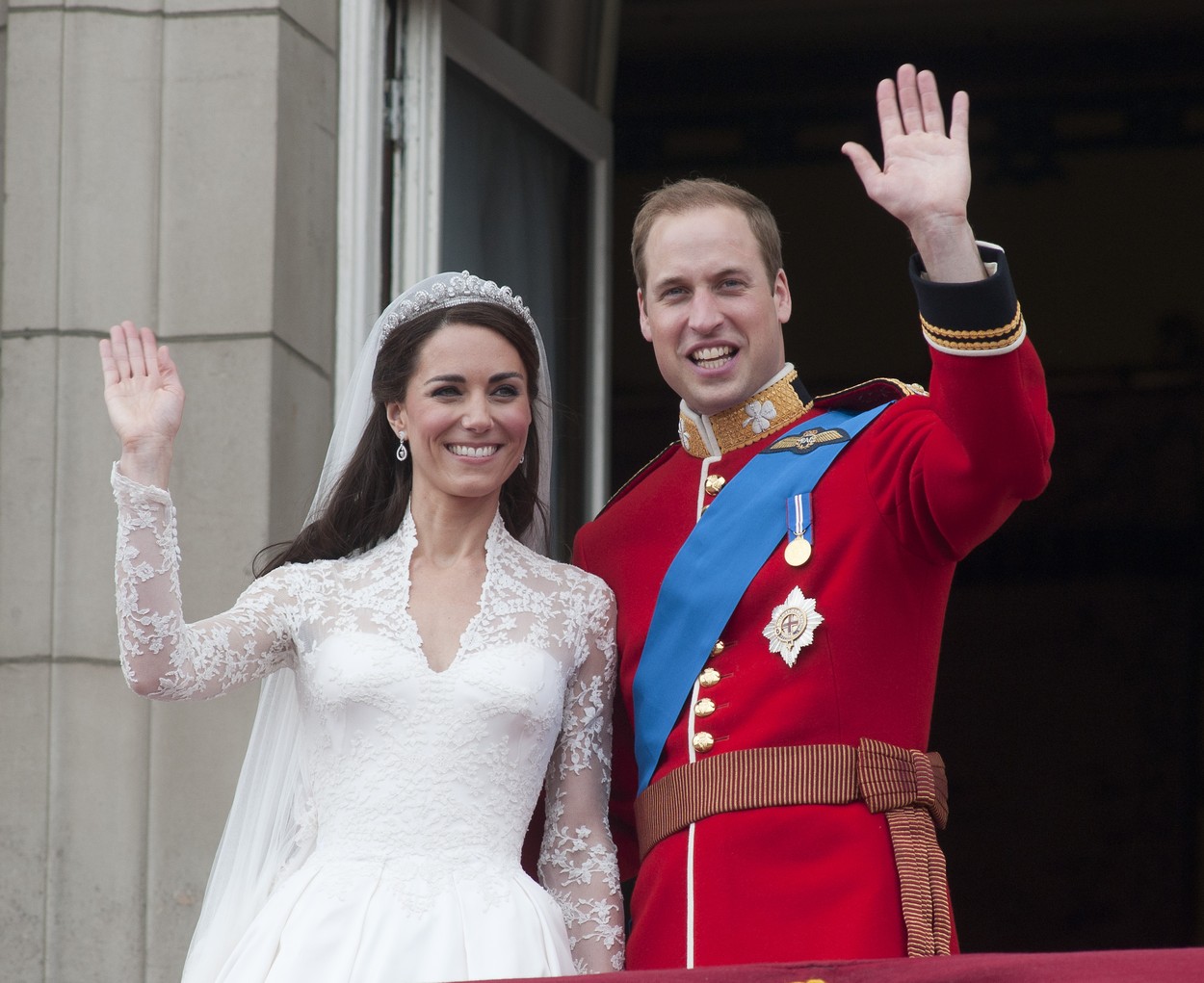 Kate Middleton și Prințul William la balcon în ziua nunții