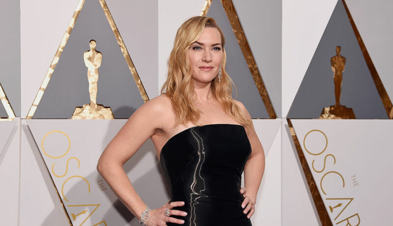 Kate Winslet pe covorul roșu la Oscar îmbrăcată într-o rochie neagră