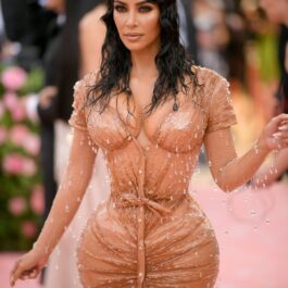 Kim Kardashian, fotografiată pe covorul roșu la Met Gala 2019, purtând o ținută extrem de mulată, care s-a dovedit a fi atracția evenimentului.