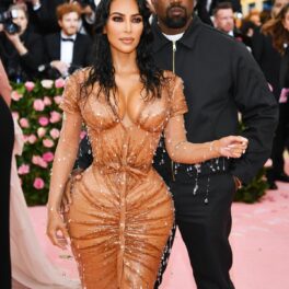 Kim Kardashian, alături de Kany West, fotografiată pe covorul roșu la Met Gala 2019, purtând o ținută extrem de mulată, care s-a dovedit a fi atracția evenimentului.