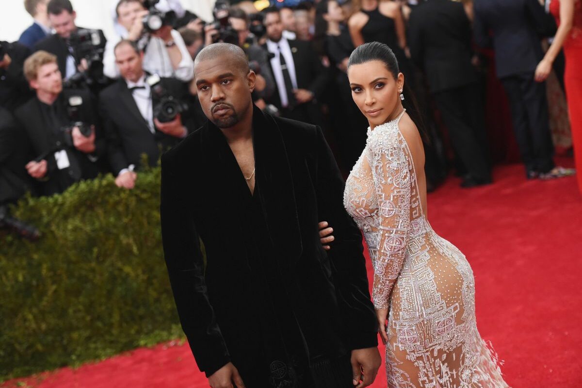 Kanye West și Kim Kardashian, fotografiați pe covorul roșu la Costume Institute Benefit Gala, în 2015