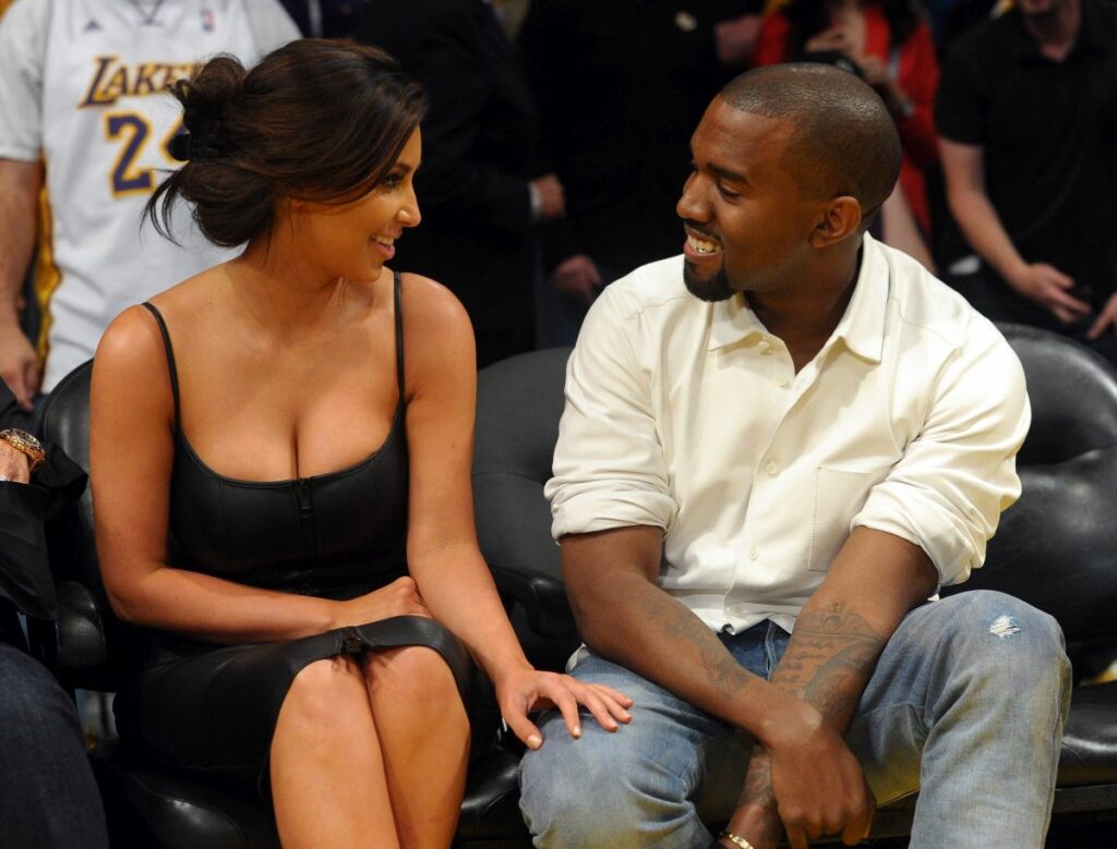 Kim Kardashian și Kanye West, surprinși la unul dintre meciurile de baschet ale echipei Lakers, în anul 2012