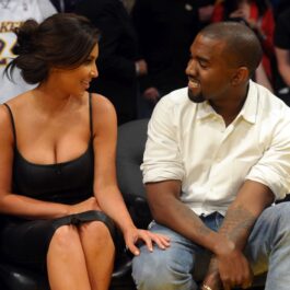 Kim Kardashian și Kanye West, surprinși la unul dintre meciurile de baschet ale echipei Lakers, în anul 2012