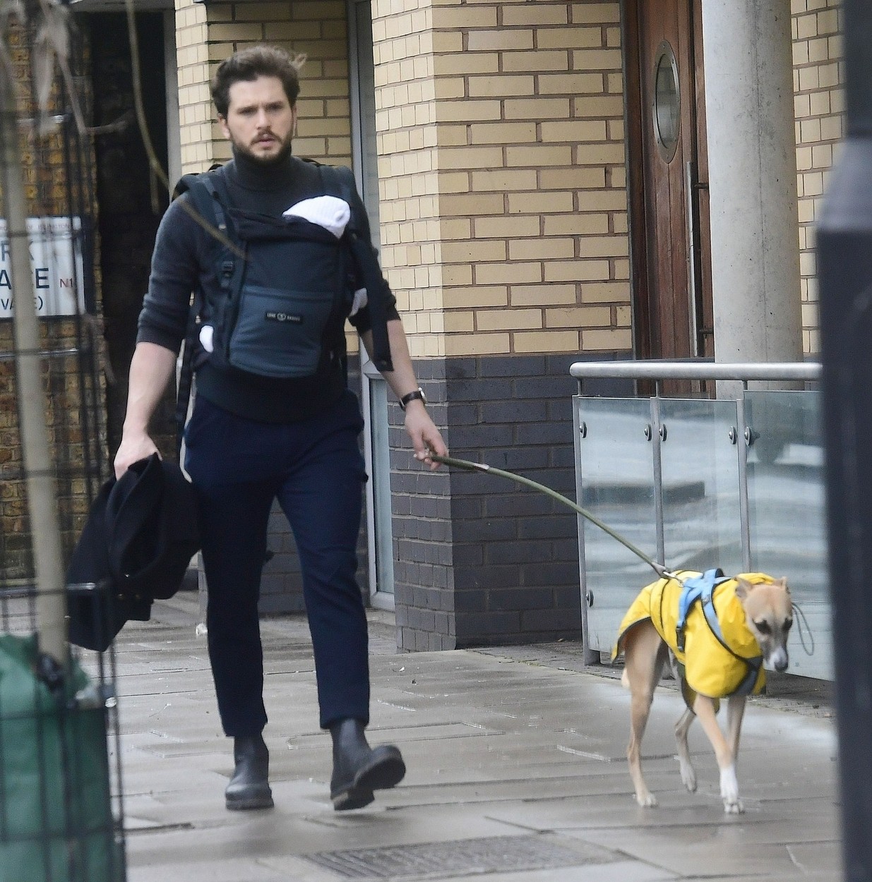 Kit Harington la plimbare cu copilul și câinele