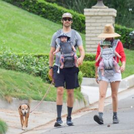 Kristen Wiig și Avi Rothman surprinși în timpul unei plimbări alături de gemenii și câinele lor