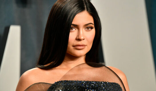 Kylie Jenner într-o rochie cu cristale la petrecerea pentru Oscaruri organizată de Vanity Fair