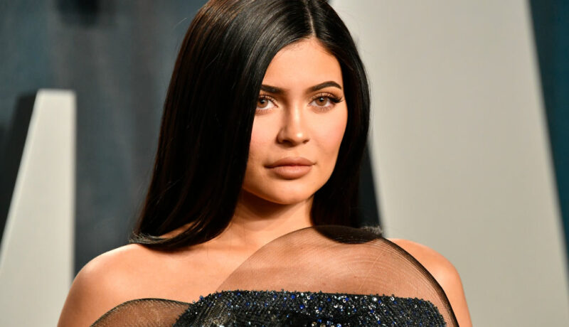 Kylie Jenner într-o rochie cu cristale la petrecerea pentru Oscaruri organizată de Vanity Fair