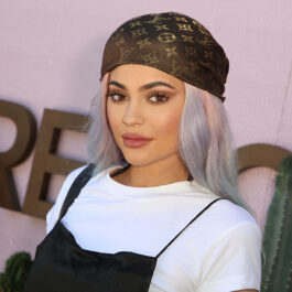 Kylie Jenner purtând un turban pe cap și o rochie peste tricou