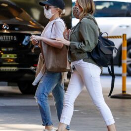 Kylie Minogue și Danni Minogue îmbrăcate lejer în drum spre cumpărături