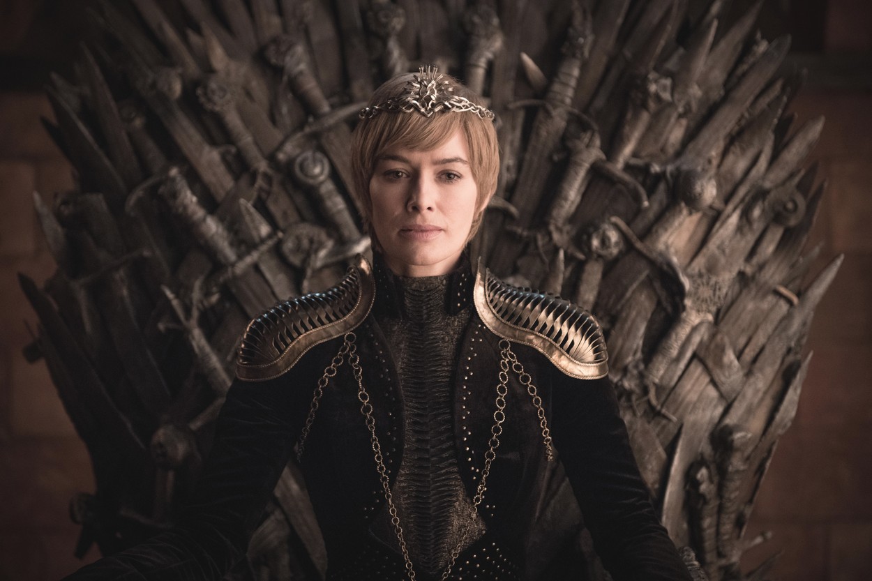 Lena Headey din Game of Thrones în rolul ei, Cersei Baratheon, pe tron și cu părul scurt