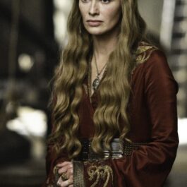Lena Heady din Game of Thronescu părul lung, într-o rochie în sezonul doi