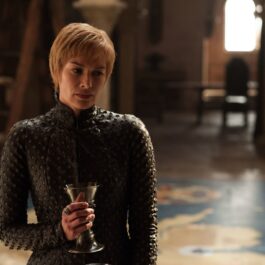 Lena Headey din Game of Thrones cu părul scurt și un pocal de vin în mână în sezonul 7