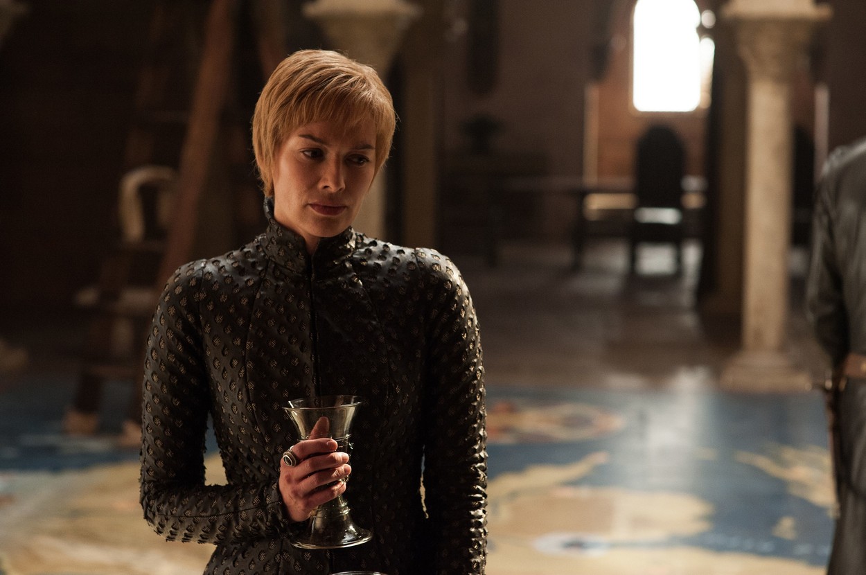 Lena Headey din Game of Thrones cu părul scurt și un pocal de vin în mână în sezonul 7