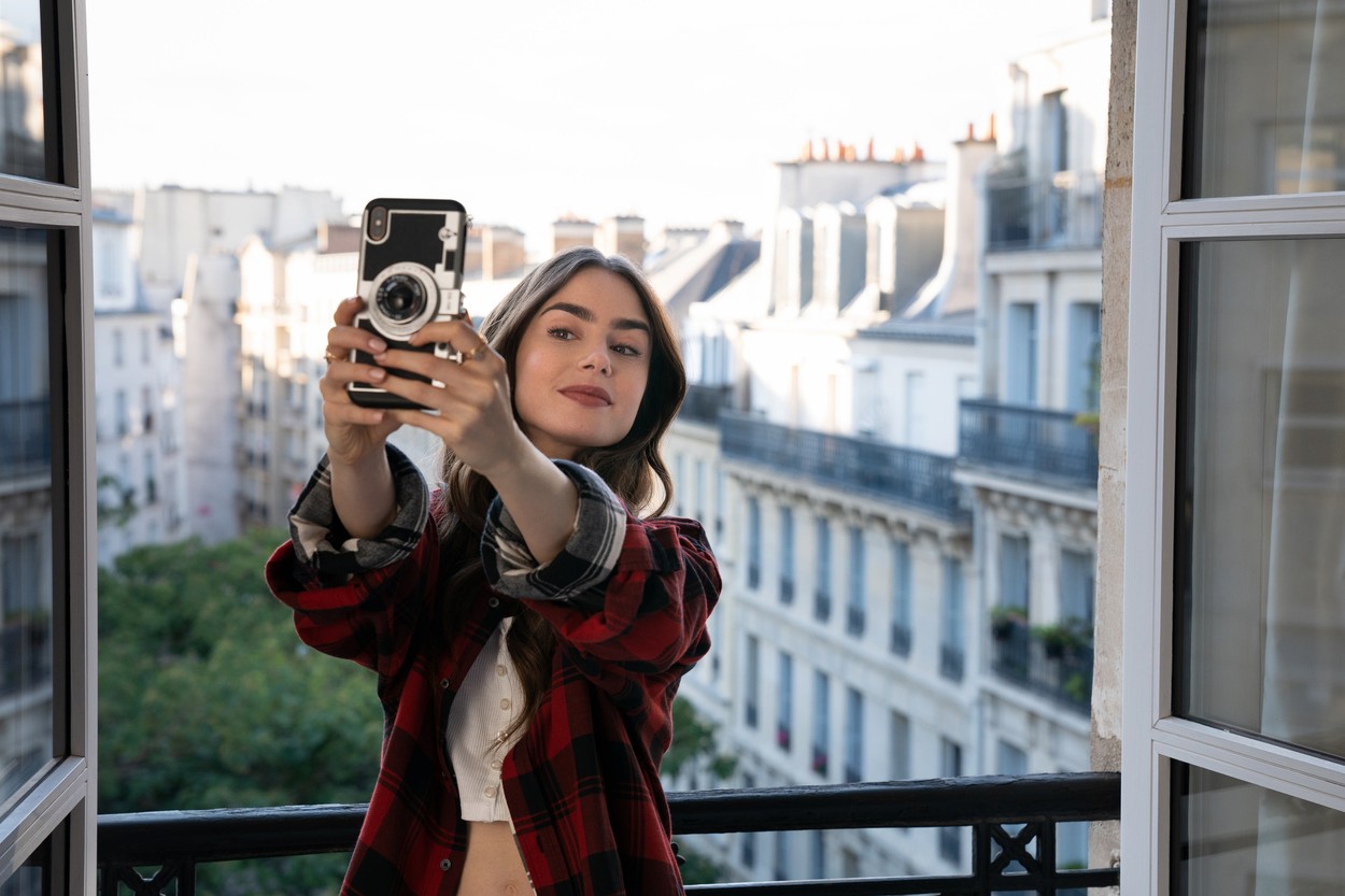 Lile Collins își face un selfie în Emily in Paris