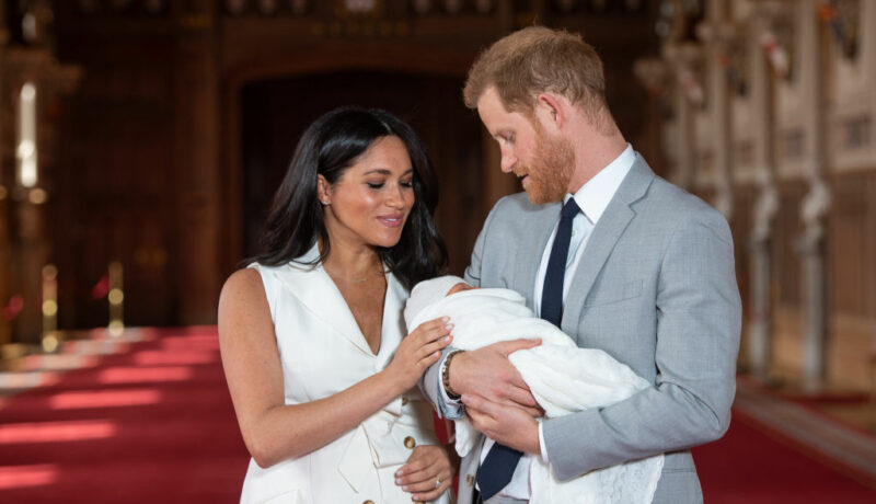 Meghan Markle și Prințul Harry îl țin în brațe pe nou-născutul Archie