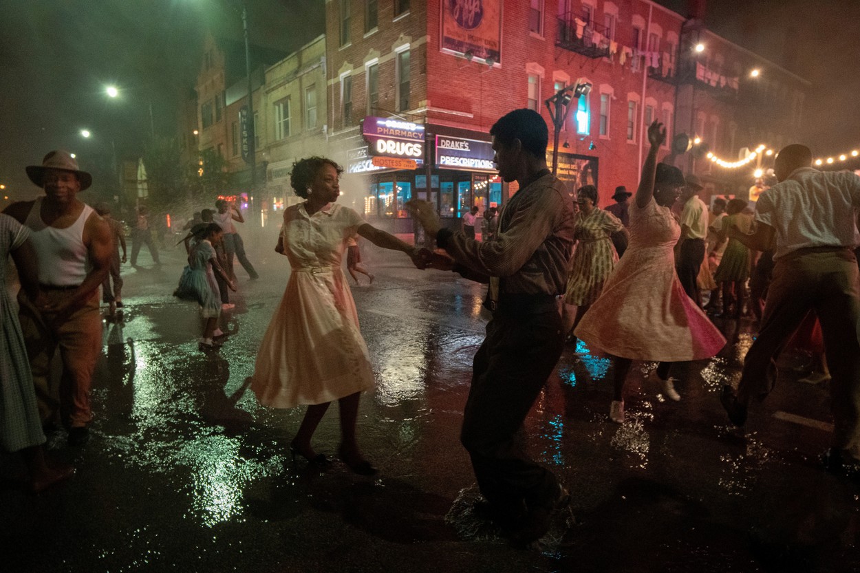 Scenă din Lovecraft Country în care actorii dansează în mijlocul străzii