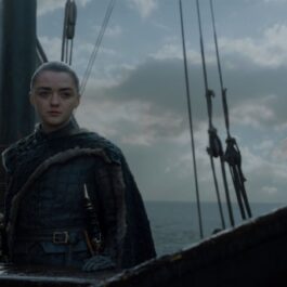 Maisie Williams costumată în Arya Stark în Game of Thrones