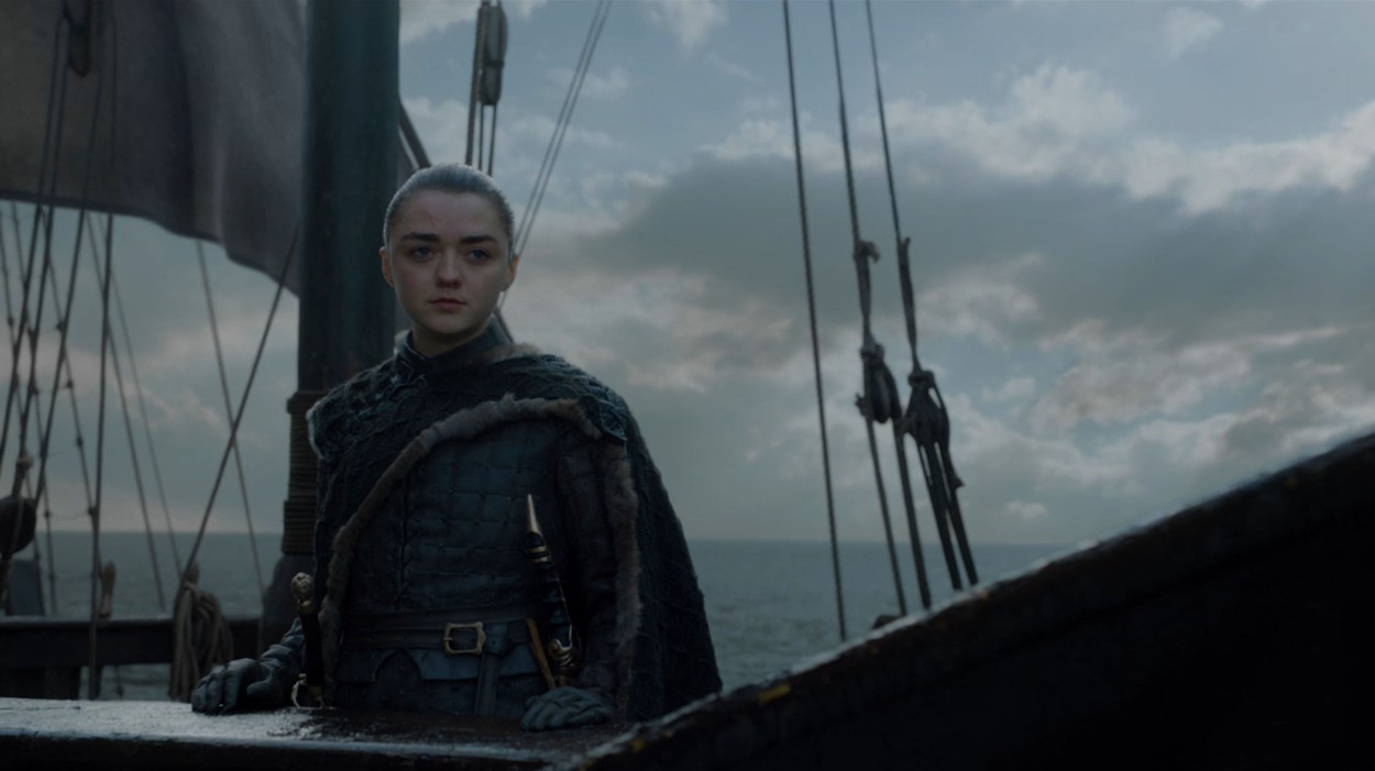 Maisie Williams costumată în Arya Stark în Game of Thrones