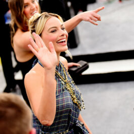Margot Robbie la Screen Actors Guild Awards, fotografiată în timp ce își salută fanii