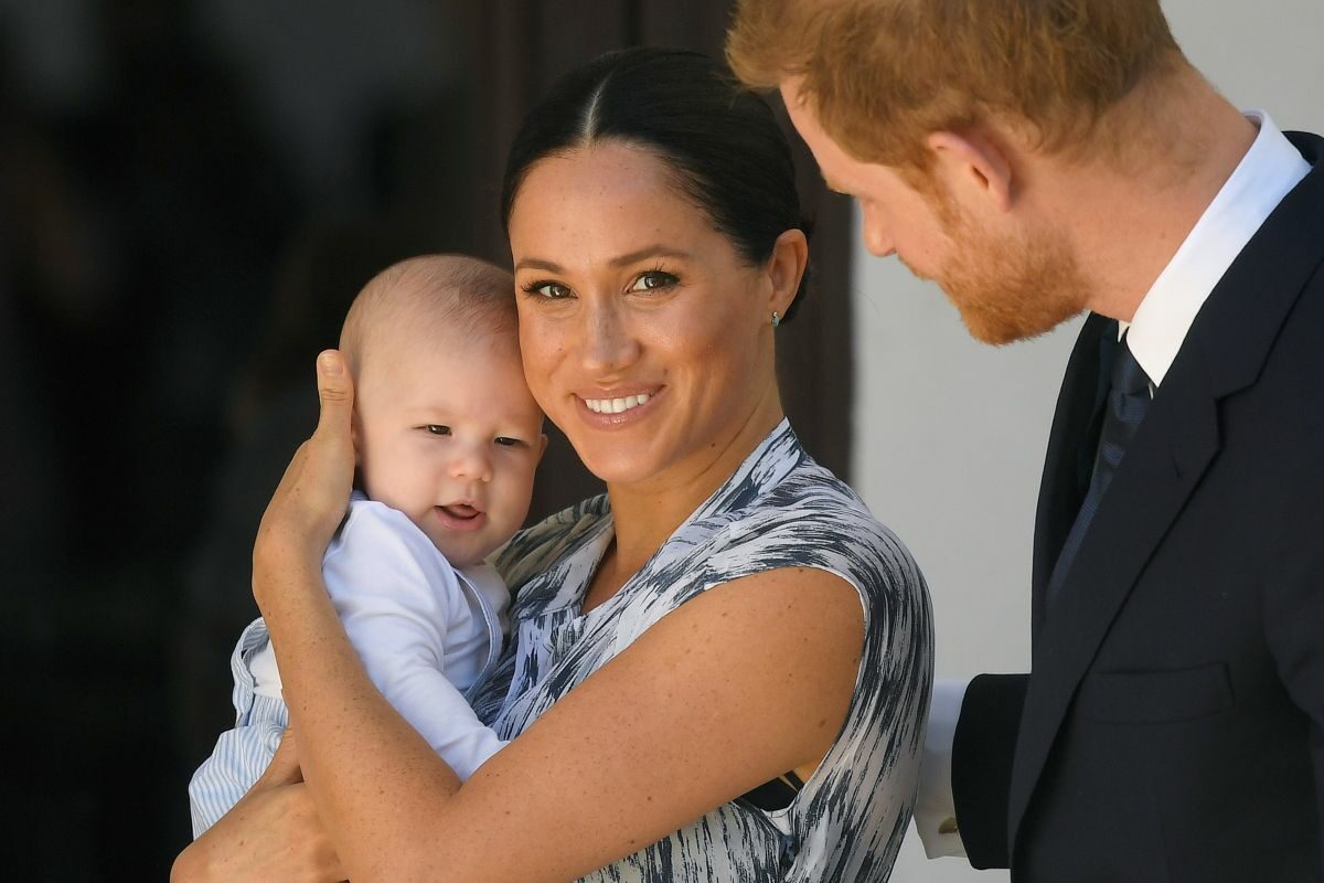 Meghan Markle, fotografiată altături de fiul său Archie și Prințul Harry, este însărcinată pentru a doua oară.