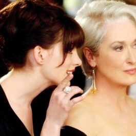Meryl Streep și Anne Hathaway, fotografiate în timpul filmărilor The Devil Wears Prada, o producție despre femeile independente.