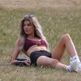 Nicole O'Brien, îmbrăcată într-o ținută sport, în parc